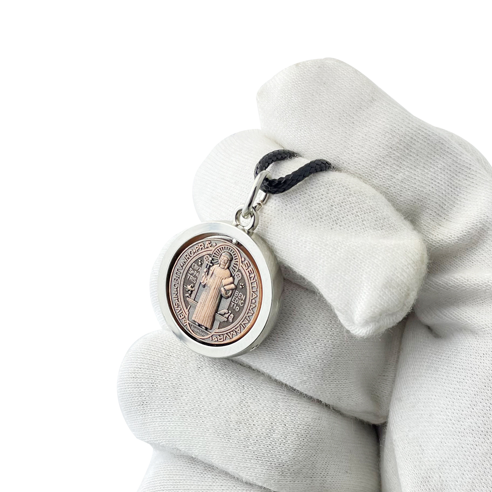 Nuova Collana con Medaglia di  - The Jewelry & Watches recensione e prezzo